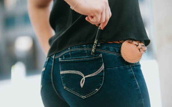 How to choose a compact mobile that fits your hand and your life