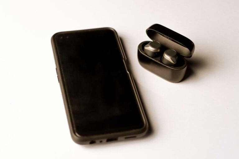 Smartphone bluetooth earbuds commute