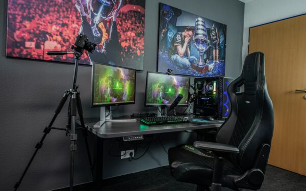How to share one screen and desk between PC and consoles with smart switching gear
