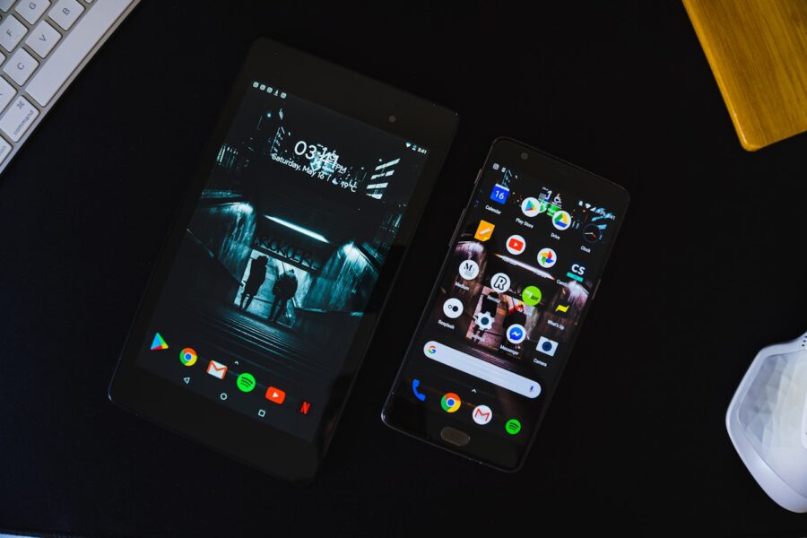 Smartphone lock screen notifications desk
