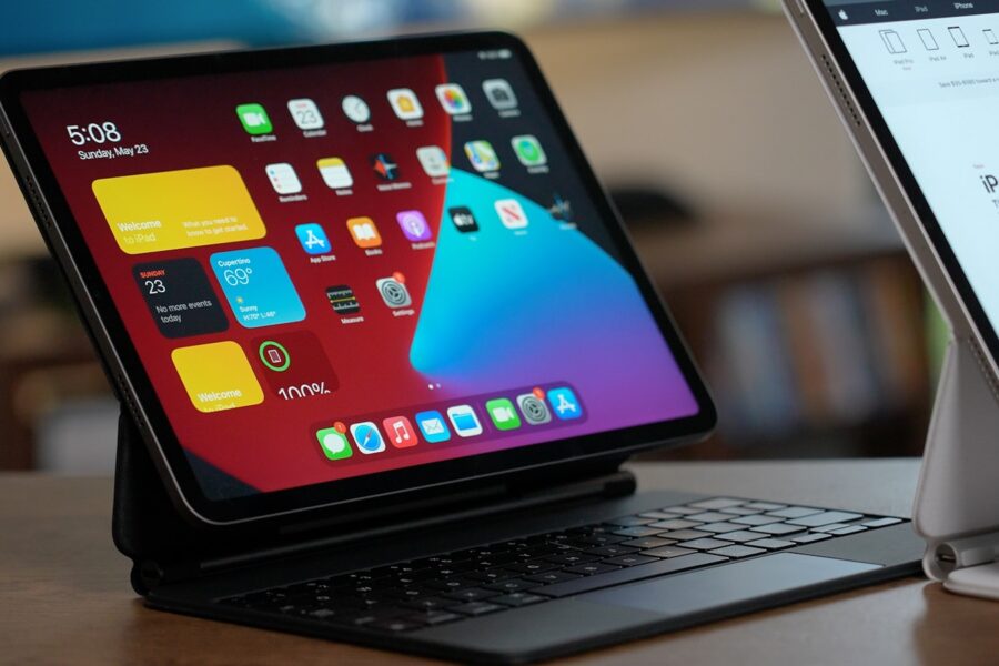 Ipad desk setup external keyboard monitor