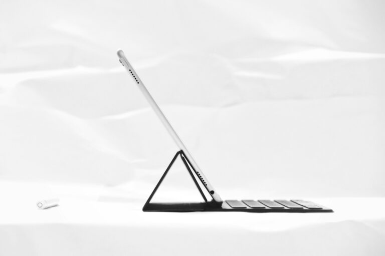 In-1 hybrid device stand keyboard