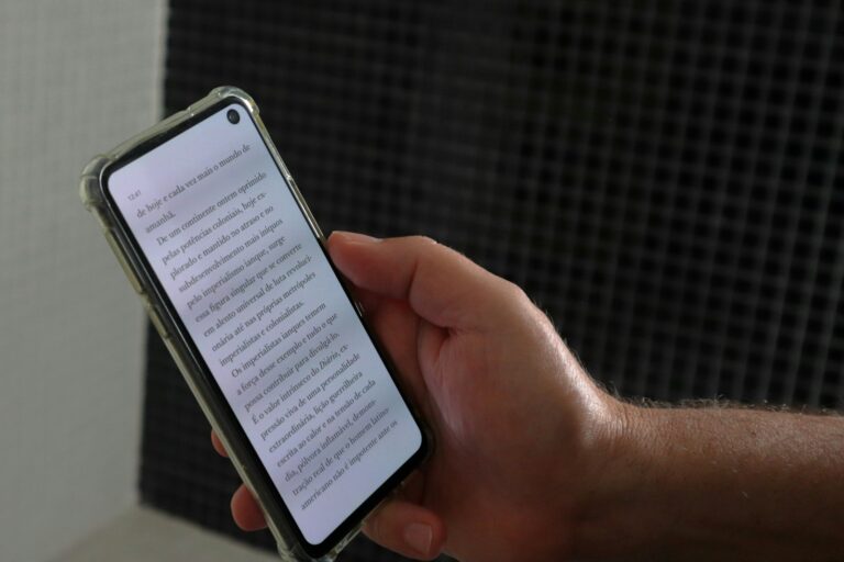 Smartphone screen live text recognition
