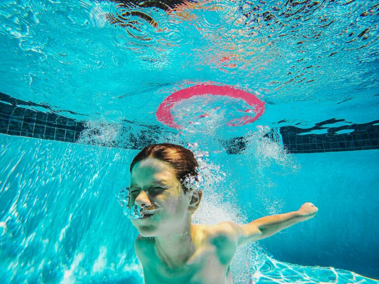 Waterproof bluetooth speaker poolside water splashes