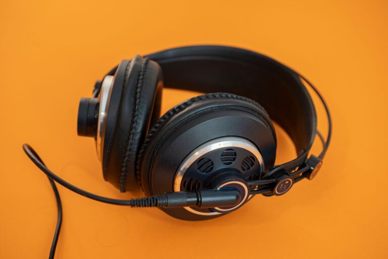Bookshelf speakers close