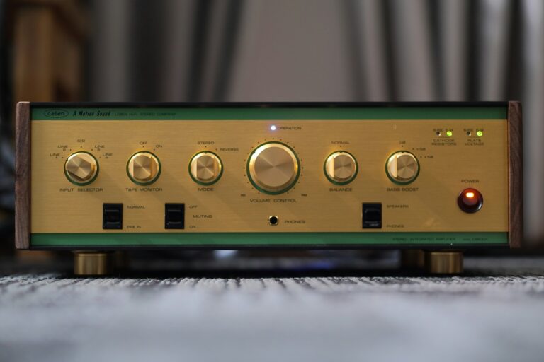 Close audio amplifier