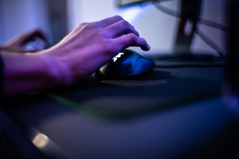 Gaming mouse hand