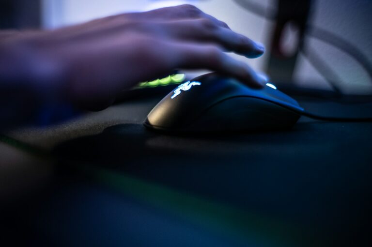 Ergonomic gaming mouse