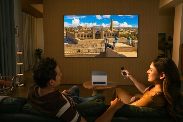 Projector screen close
