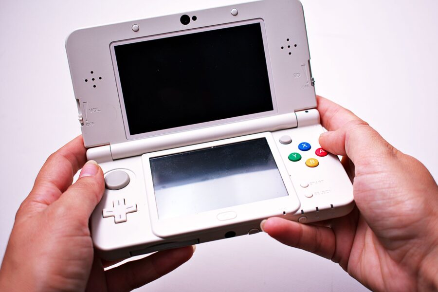 Handheld gaming console