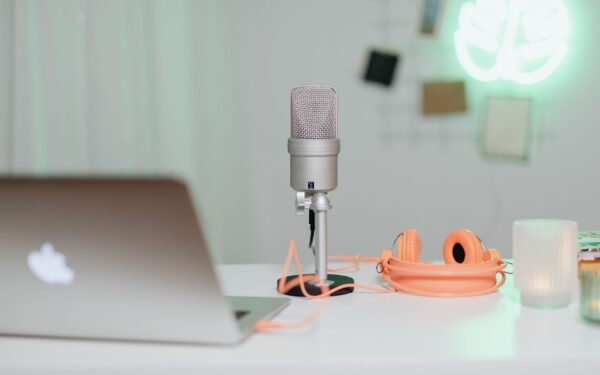 How to choose the right streaming microphone for calls, content and music