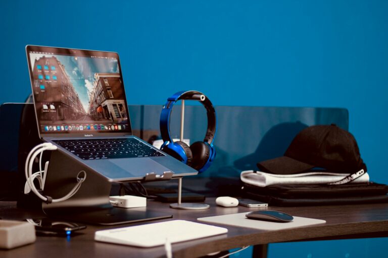 Laptop tablet desk