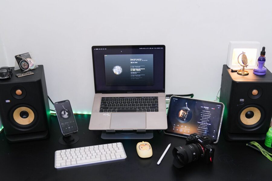 Laptop tablet bluetooth speaker desk