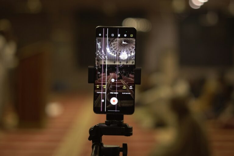 Smartphone mini tripod