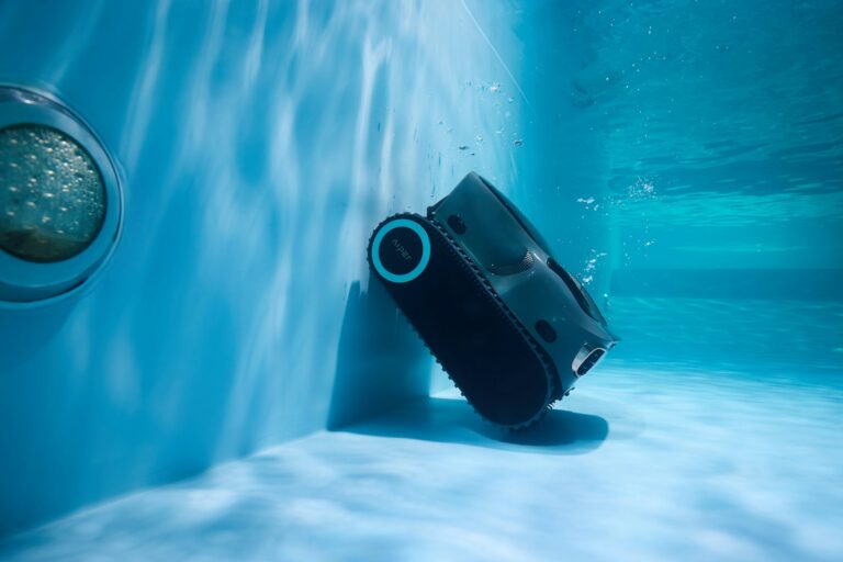 Waterproof bluetooth speaker pool water splashes