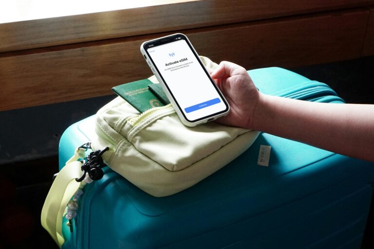 Smartphone traveler airport esim code