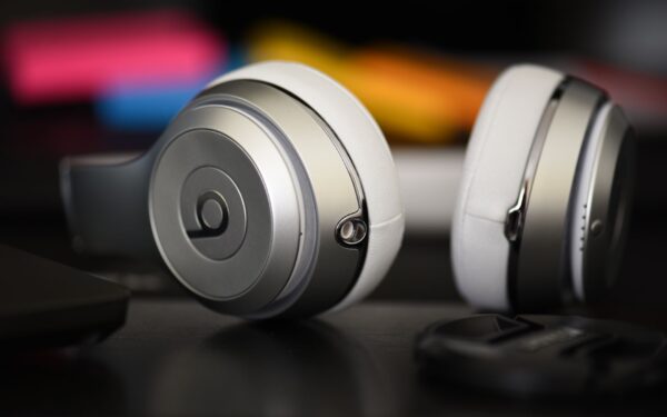 Noise cancelling headphones buying guide for travel, work and everyday use