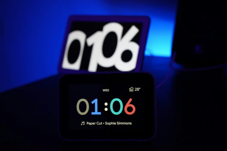 Smart display bedside table clock view
