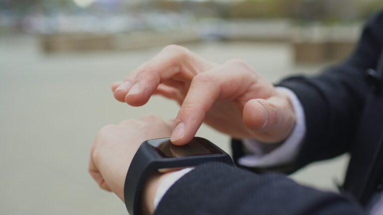 Wrist wearable close