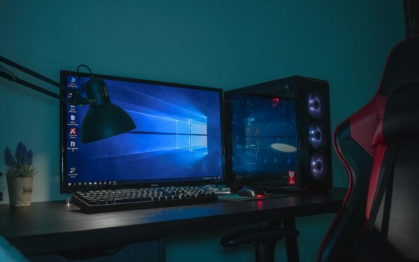 Wired vs wireless gaming mice: how to pick the right sensor, shape and features for your play style
