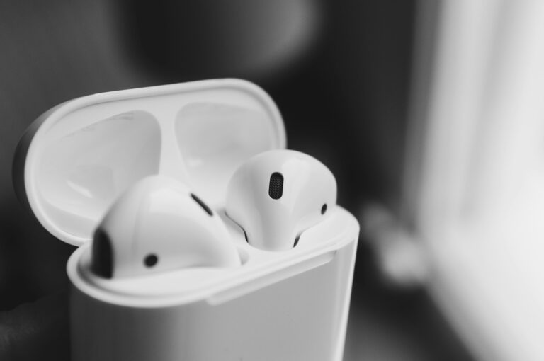 Wireless earbuds charging