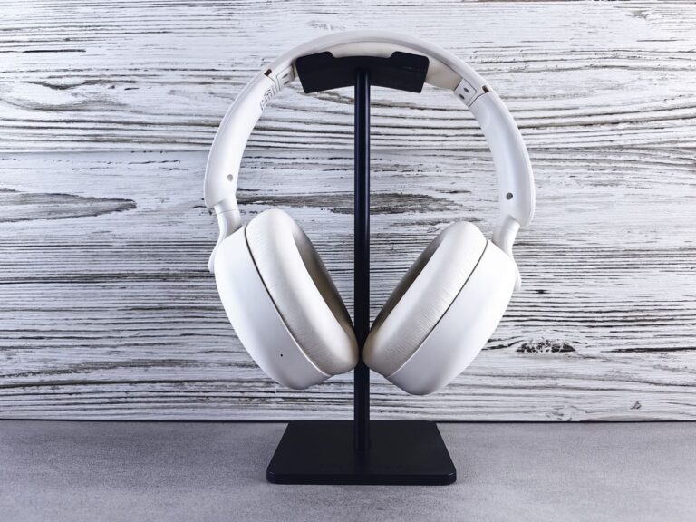 Wireless headphones stand