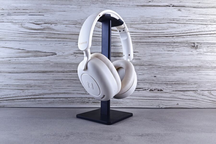 Wireless headphones stand