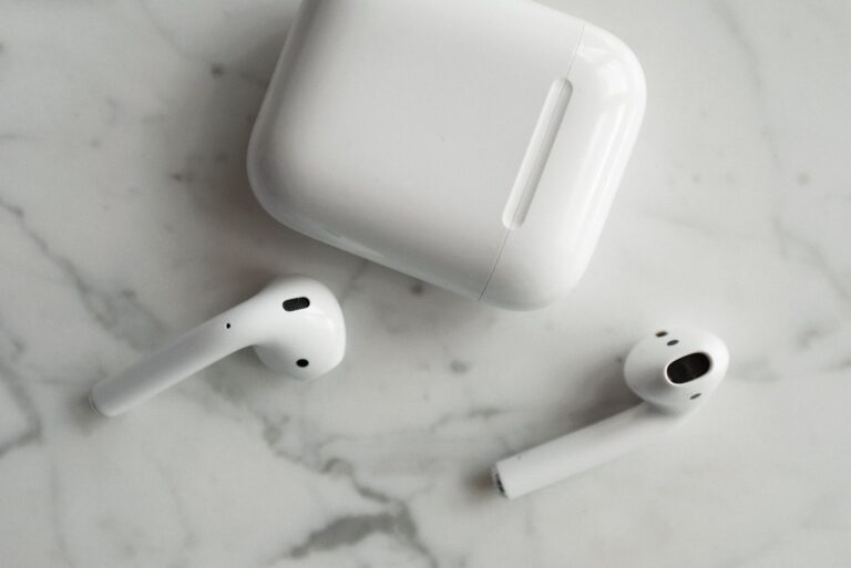Wireless gaming earbuds