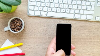How to choose a mid-range smartphone in 2026 that actually feels high-end