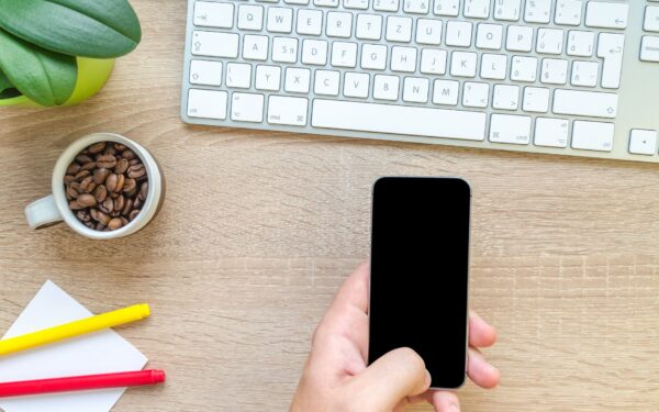 How to choose a mid-range smartphone in 2026 that actually feels high-end