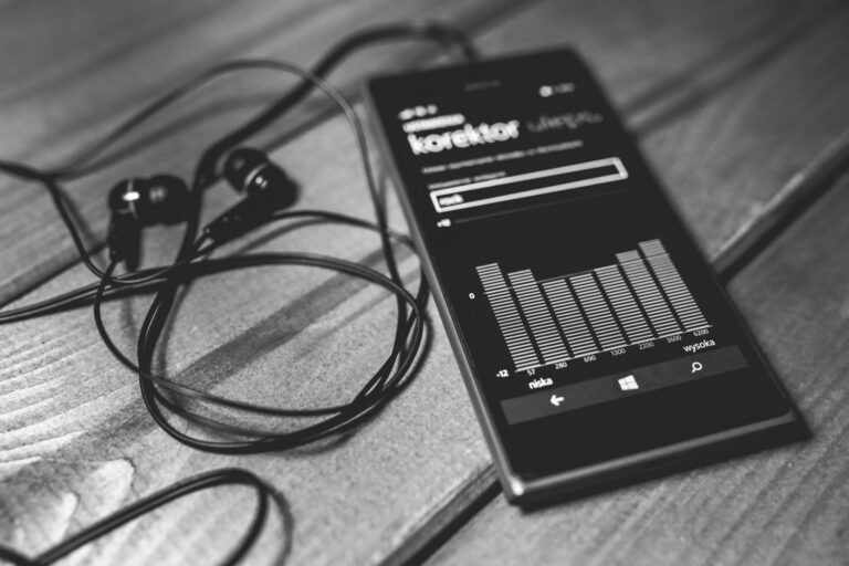 Headphones smartphone equalizer