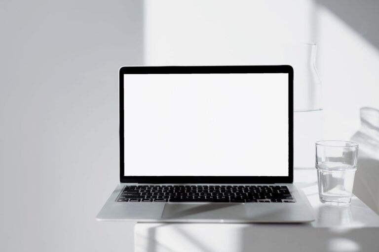 Laptop screen close