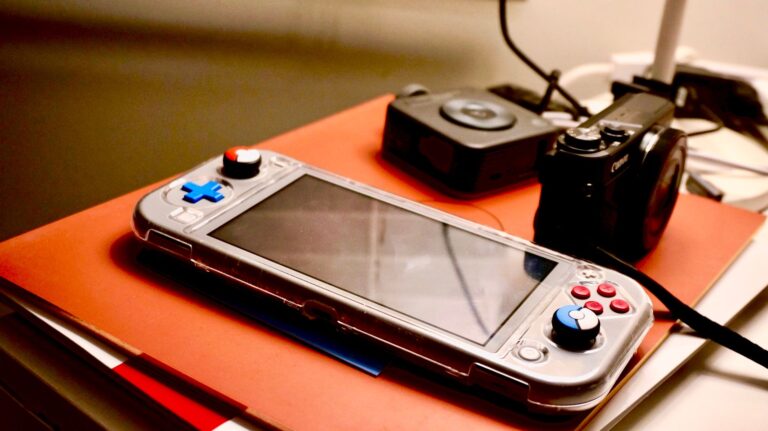 Handheld gaming console