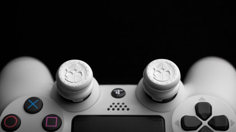Controller grips close