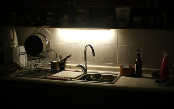 Smart kitchen lights: how to combine task lighting, ambience and automation