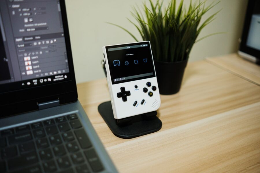 Handheld gaming device